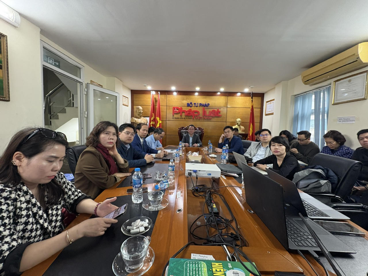 Đảng bộ Báo PLVN tham dự nghiêm túc Hội nghị toàn quốc nghiên cứu, học tập, quán triệt, triển khai thực hiện Nghị quyết Đại hội XIV của Đảng