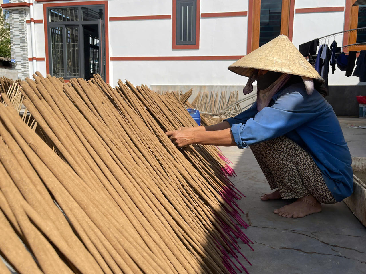 Những bó hương trầm xếp đều tăm tắp phơi nắng, báo hiệu mùa Tết đang đến rất gần.