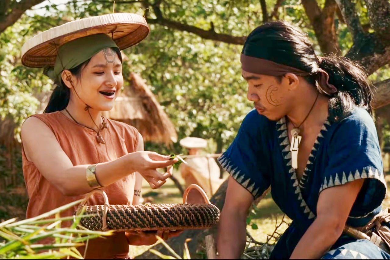 Khán giả có dịp tìm hiểu văn hóa tiền Đông Sơn như xăm mình, đấu vật, tín ngưỡng dân gian và các nghề thủ công truyền thống  (ảnh trong phim).