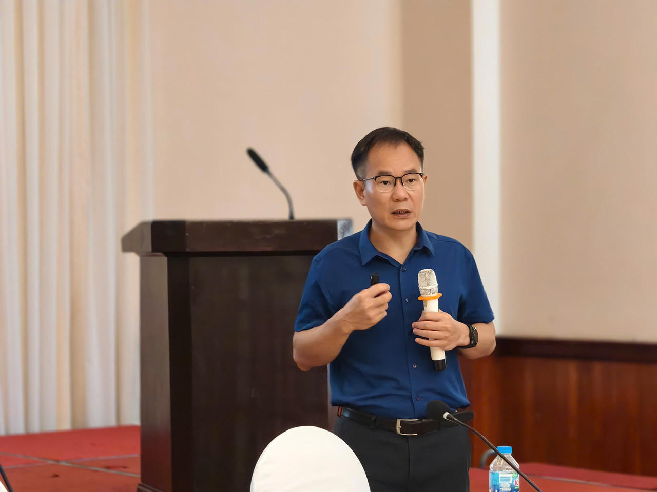 TS. Nguyễn Ngọc Anh - Giám đốc Trung tâm Nghiên cứu Chính sách và Phát triển (DEPOCEN) trình bày tham luận tại hội thảo. Ảnh: P.V.