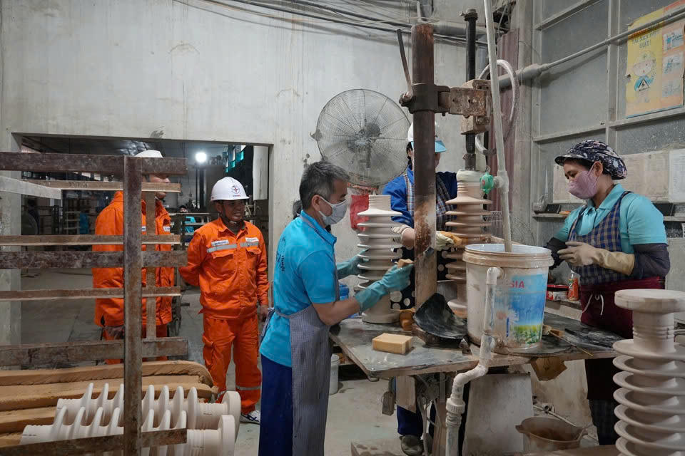 Không khí sản xuất những ngày cuối năm tại Công ty Cổ phần Sứ kỹ thuật Hoàng Liên Sơn.