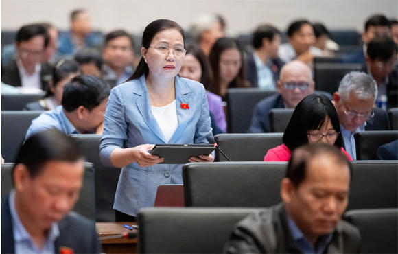 Đại biểu Đỗ Thị Lan - Phó Chủ nhiệm Ủy ban Văn hóa và Xã hội, Đoàn đại biểu Quốc hội tỉnh Quảng Ninh. Ảnh: P.V.
