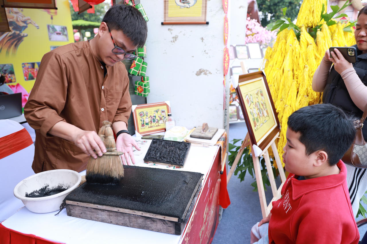 Du khách thích thú tham quan không gian Happy Tết 2026.