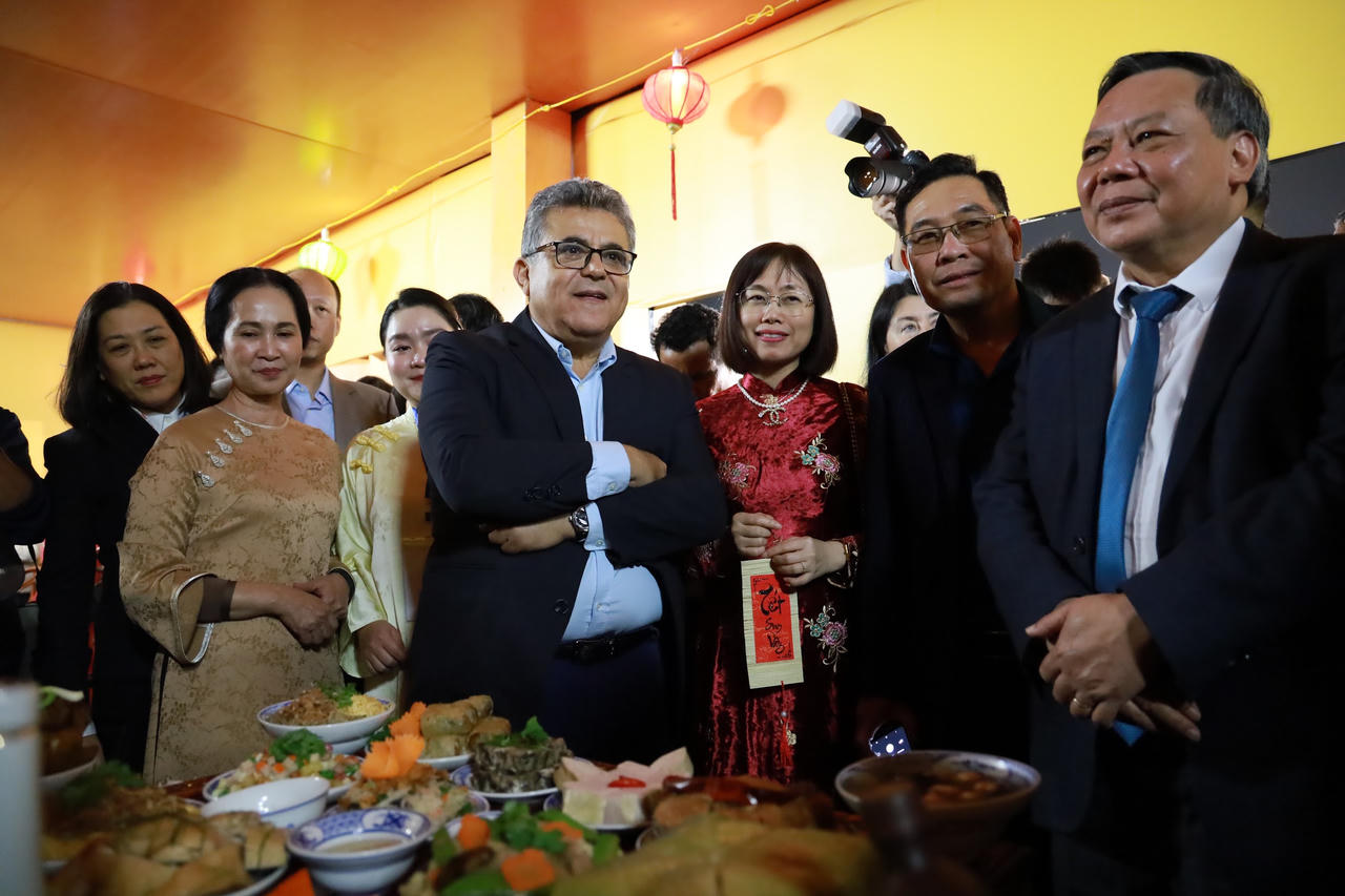 Các đại biểu tại đêm khai mạc chương trình.