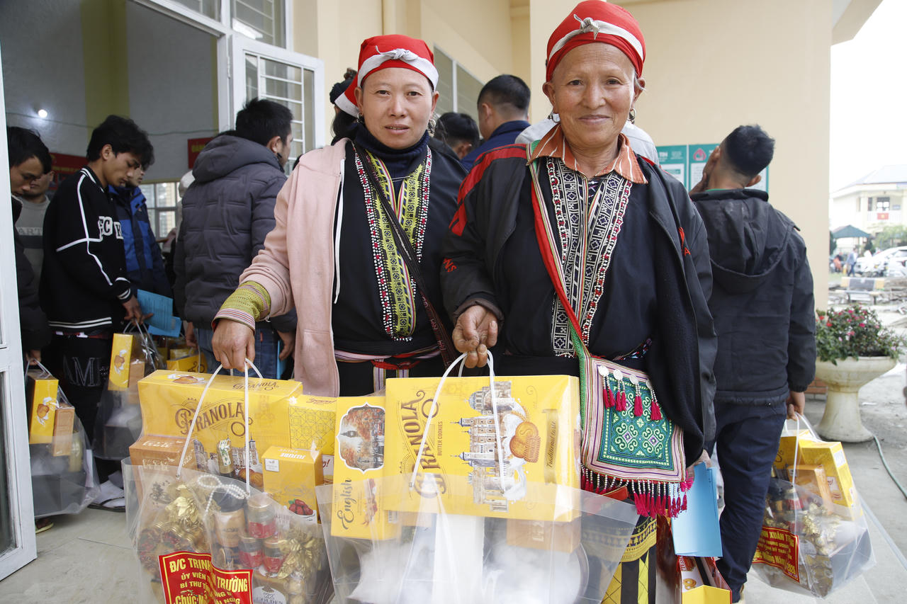 Bà con vui mừng đón nhận quà của Bí&nbsp; thư Tỉnh ủy Thái Nguyên.