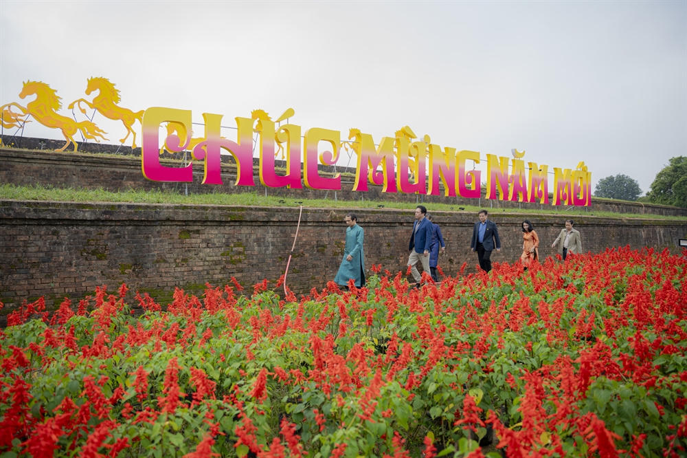 Chủ tịch UBND TP Huế Nguyễn Khắc Toàn kiểm tra thực tế công tác chuẩn bị tại vườn hoa sân Hàm Nghi.