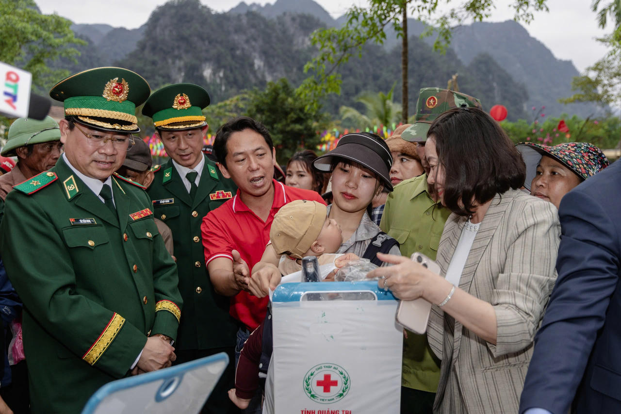 Xuân về nơi phên dậu Tổ quốc - Ấm lòng dân bản, bền chặt thế trận lòng dân