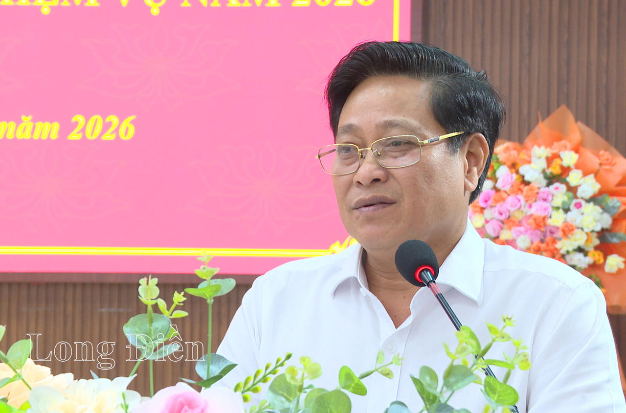 Ông Bùi Tấn Bảy - Ủy viên BTV Tỉnh ủy, Phó Chủ tịch HĐND tỉnh phát biểu chỉ đạo tại Hội nghị (mở rộng) tổng kết công tác năm 2025 và triển khai phương hướng, nhiệm vụ năm 2026. (Ảnh: NT)