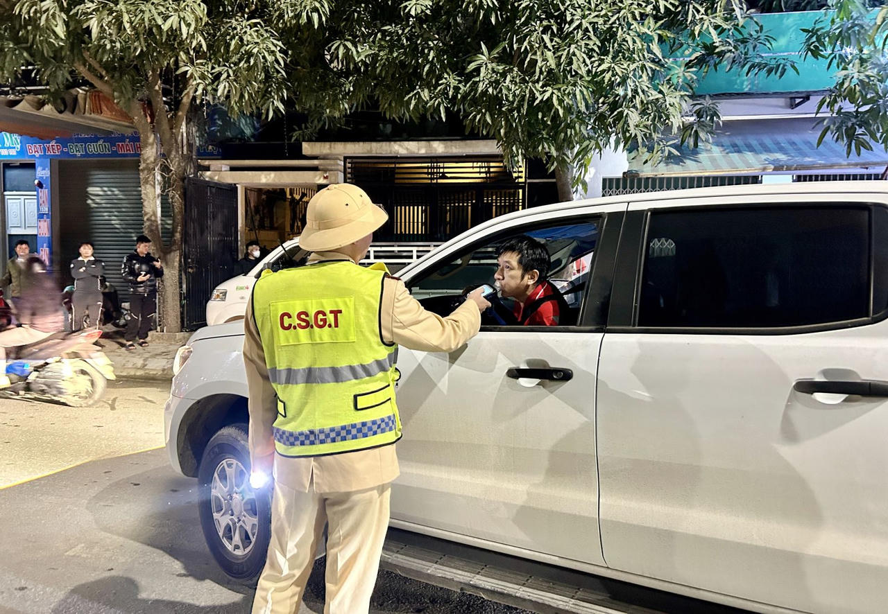 Tăng cường tuyên truyền và xử lý nghiêm các hành vi vi phạm về trật tự an toàn giao thông.