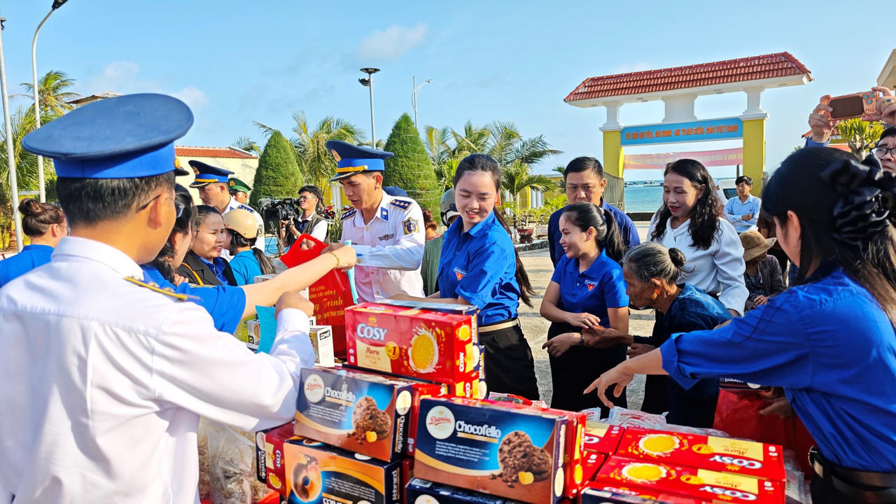 Xuân ấm nơi đảo tiền tiêu Lý Sơn, thắm đượm nghĩa tình quân dân 