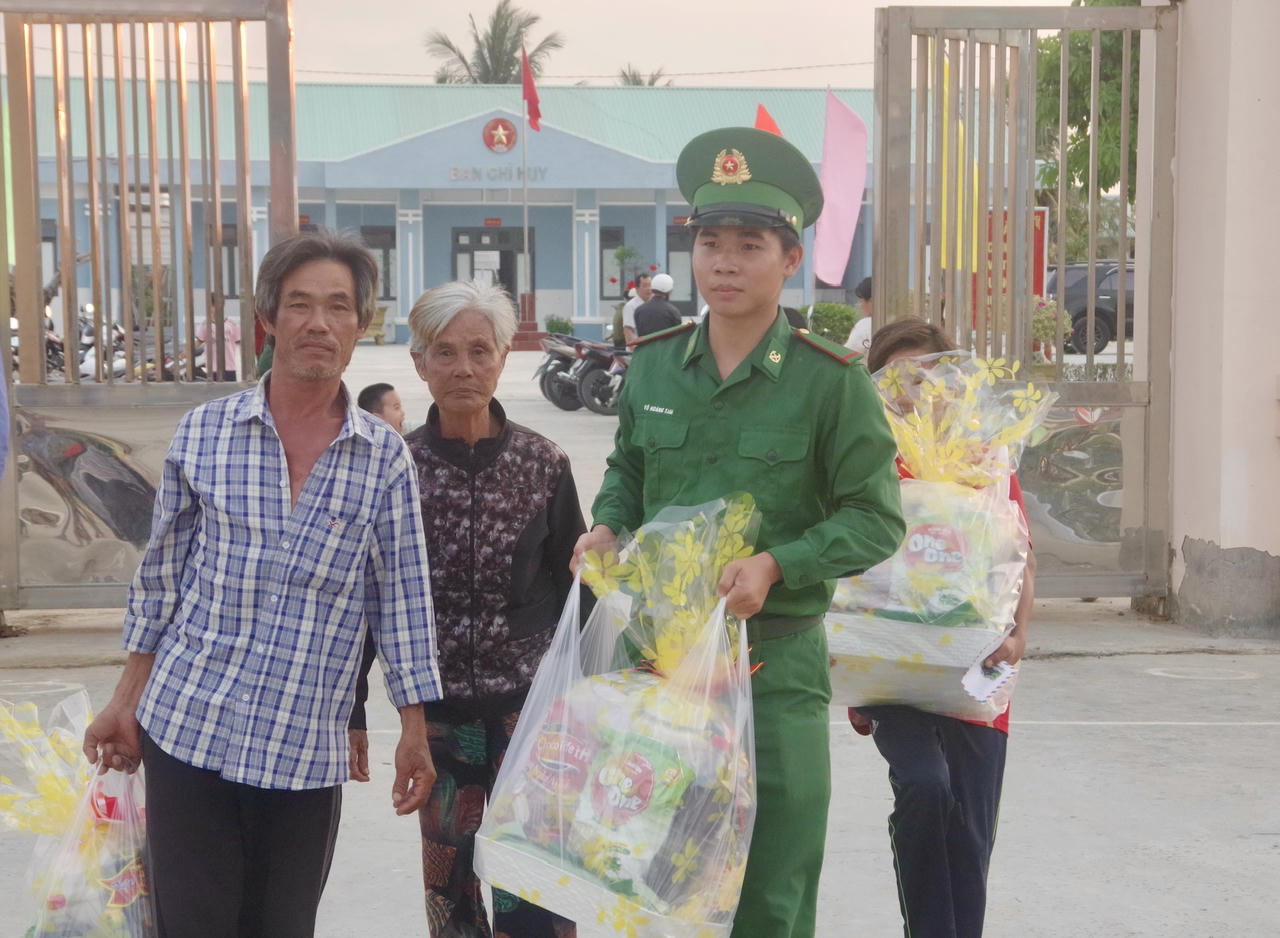 Chiến sĩ Đồn Biên phòng Cái Đôi Vàm hỗ trợ người dân vận chuyển quà ra về sau chương trình.