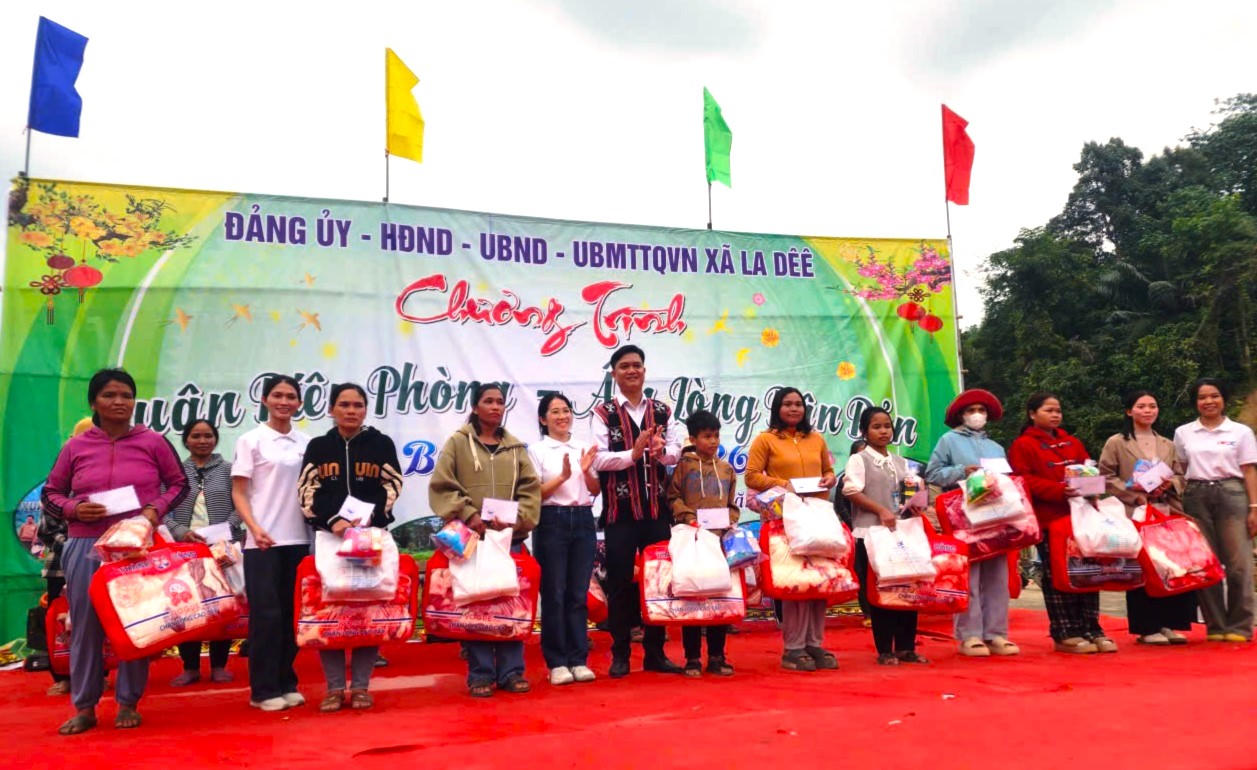 TP Đà Nẵng: Tết về trên vùng biên La Dêê cùng những người lính quân hàm xanh