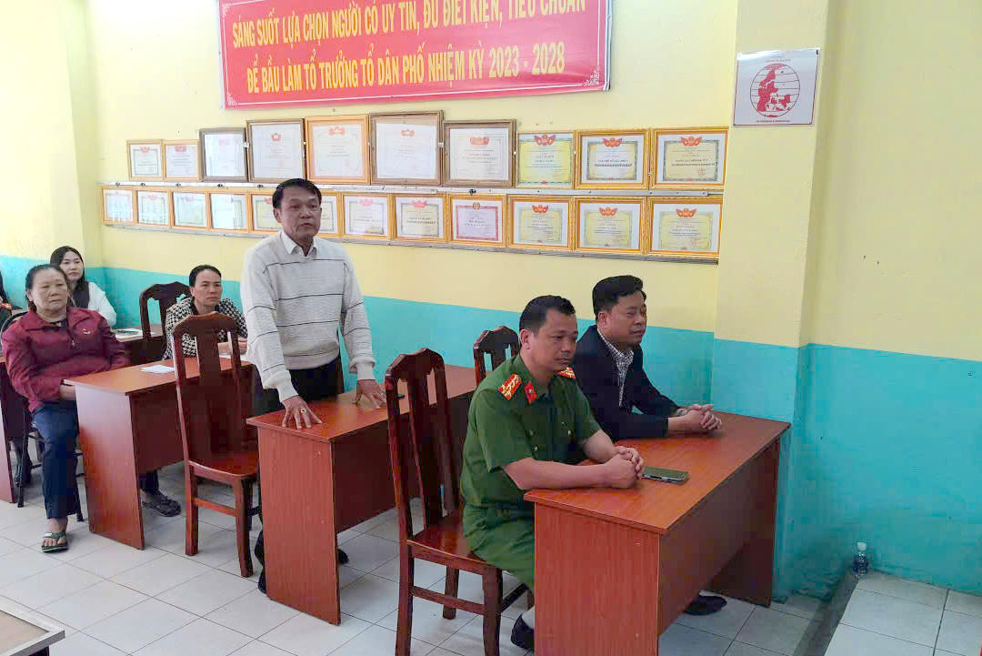 Cử tri tham gia đóng góp ý kiến cho đồng chí Đậu Xuân Bảo.