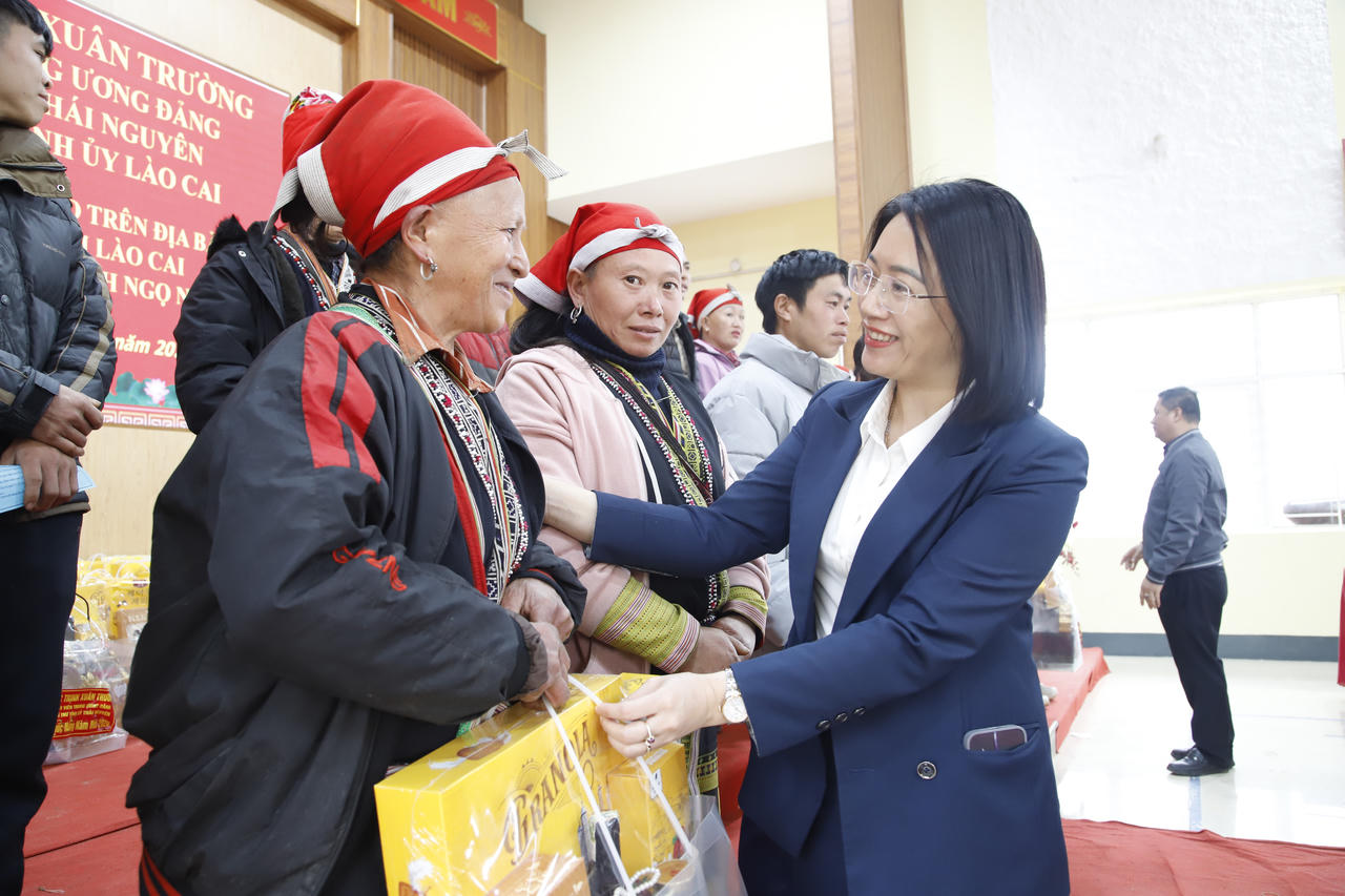 Bà Vàng Thị Bích Liên thay mặt Bí thư Tỉnh ủy Thái Nguyên đã trực tiếp thăm hỏi, chuyển lời chúc mừng năm mới và trao 175 xuất quà tới tận tay các hộ nghèo trong xã.