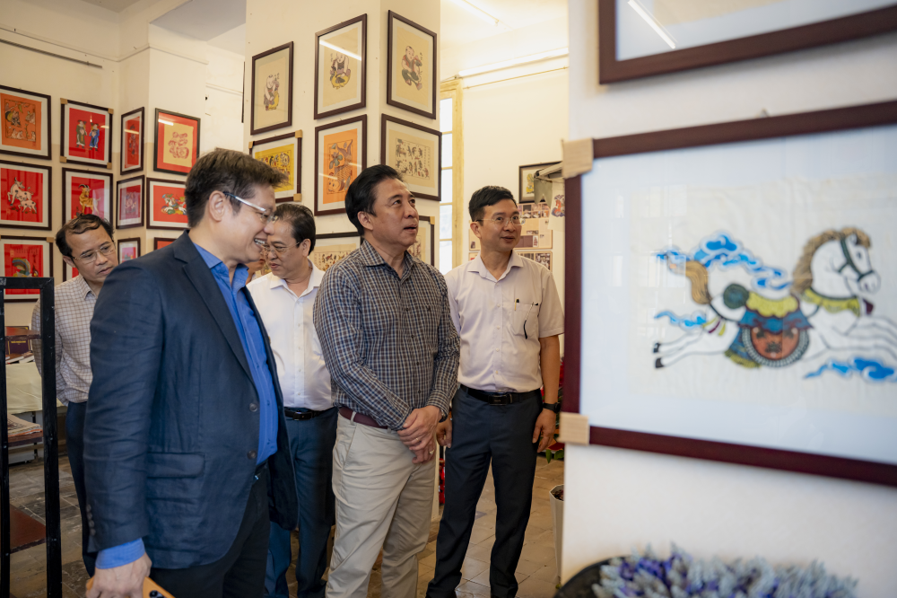 Chủ tịch UBND TP Huế Nguyễn Khắc Toàn kiểm tra không gian sách văn hóa Huế.