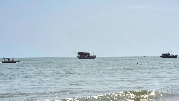 Biên phòng Quảng Trị kịp thời cứu hộ tàu cá mắc cạn tại cửa biển Nhật Lệ