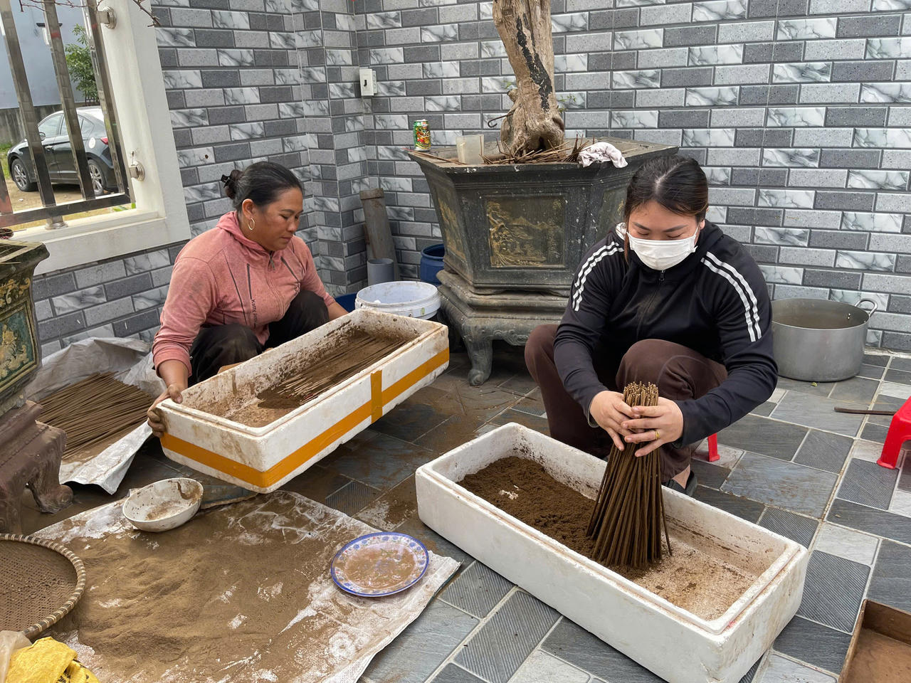 Công đoạn nhúng keo, rắc bột, lắc hương được người dân Quyết Thắng thực hiện hoàn toàn thủ công, đòi hỏi sự khéo léo và kiên nhẫn.