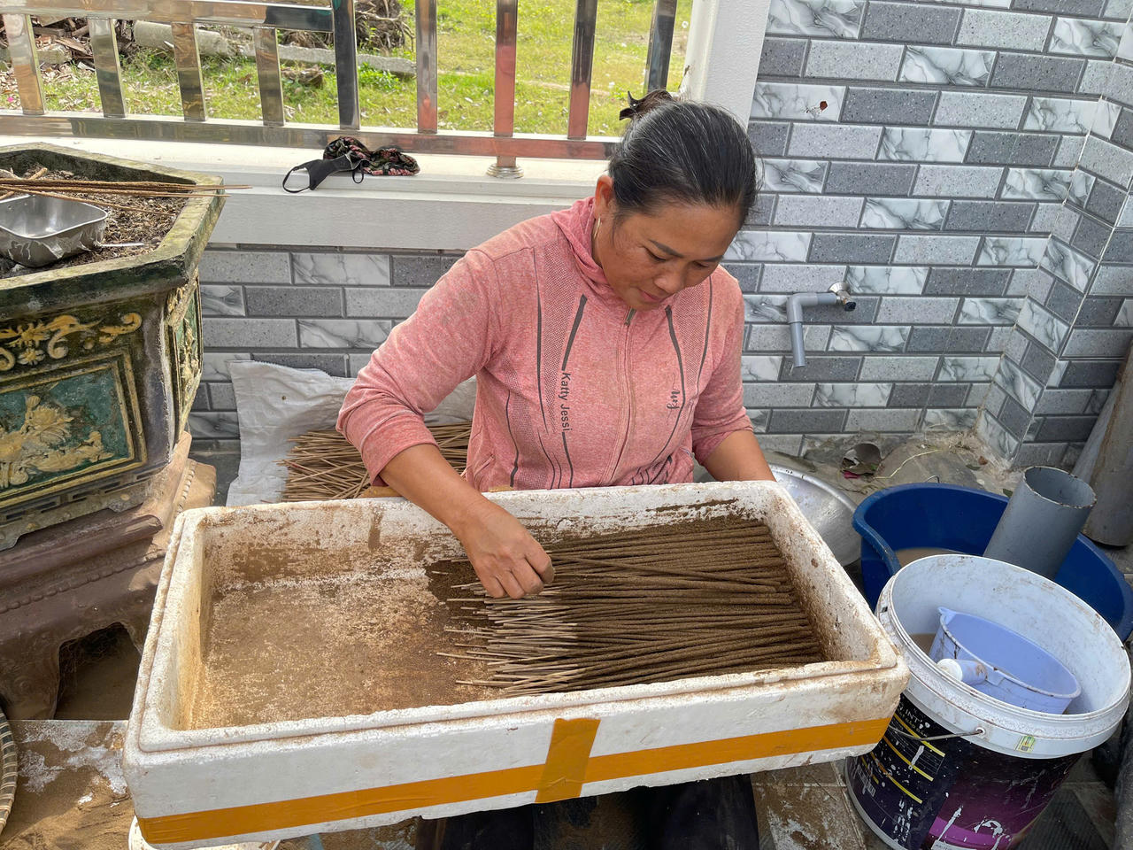 Đôi tay khéo léo của người làm hương góp phần tạo nên những nén hương trầm thơm dịu, cháy đều, được thị trường ưa chuộng.