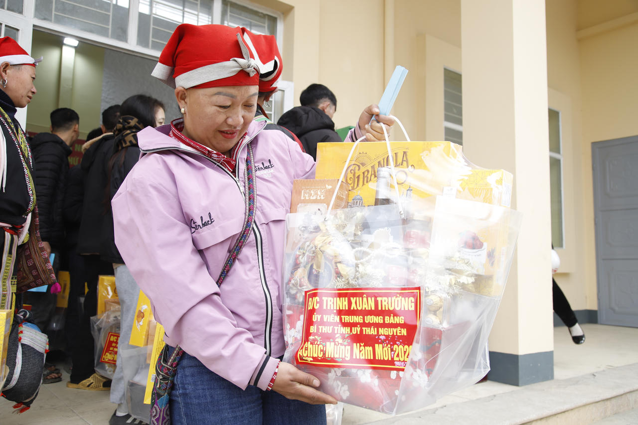 Những suất quà của Bí thư Tỉnh ủy Thái Nguyên được trao cho bà con xã Ngũ Chỉ Sơn.
