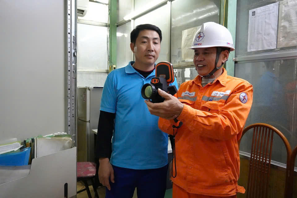 Nhân viên Điện lực hỗ trợ kiểm tra hệ thống điện trong nhà máy.