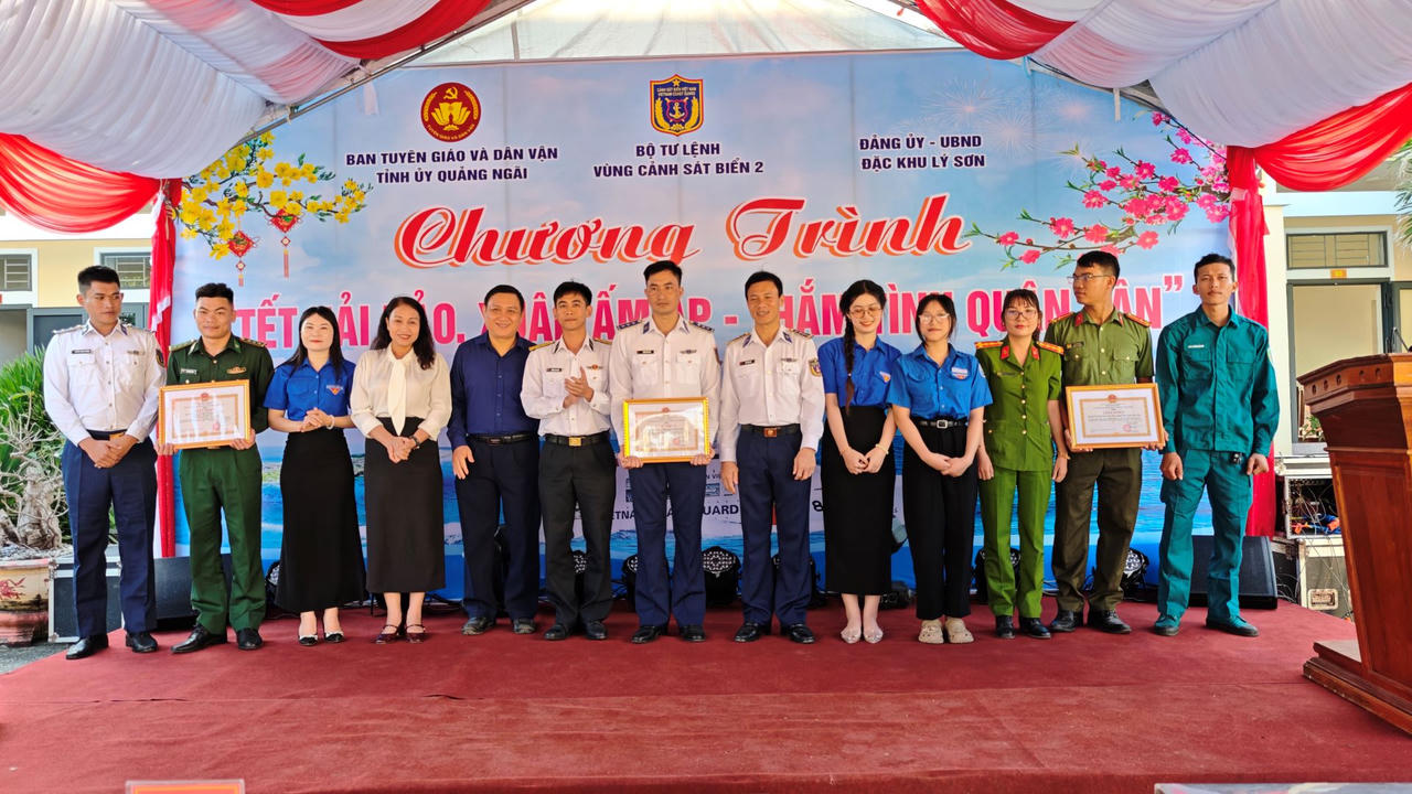 Xuân ấm nơi đảo tiền tiêu Lý Sơn, thắm đượm nghĩa tình quân dân 