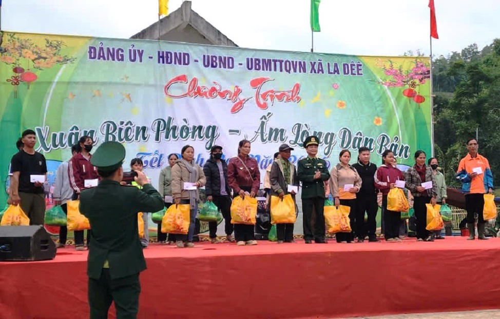 TP Đà Nẵng: Tết về trên vùng biên La Dêê cùng những người lính quân hàm xanh