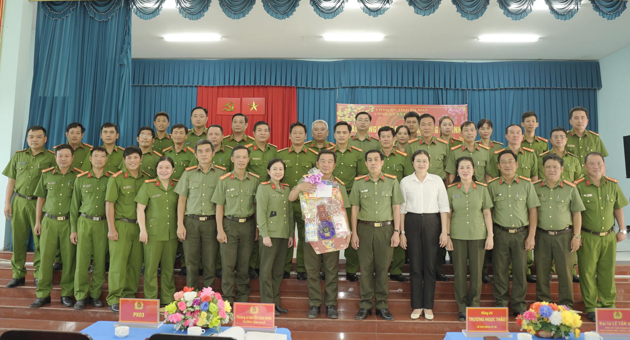 Đại tá Lê Tấn Vinh cùng đại diện Đảng ủy, UBND xã tặng quà lực lượng an ninh, trật tự cơ sở và thăm, chúc Tết Công an xã Châu Thới.