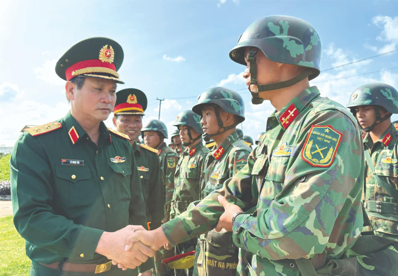 Trung tướng Lê Ngọc Hải, Tư lệnh Quân khu 5 kiểm tra công tác sẵn sàng chiến đấu của các lực lượng trực thuộc quân khu. 