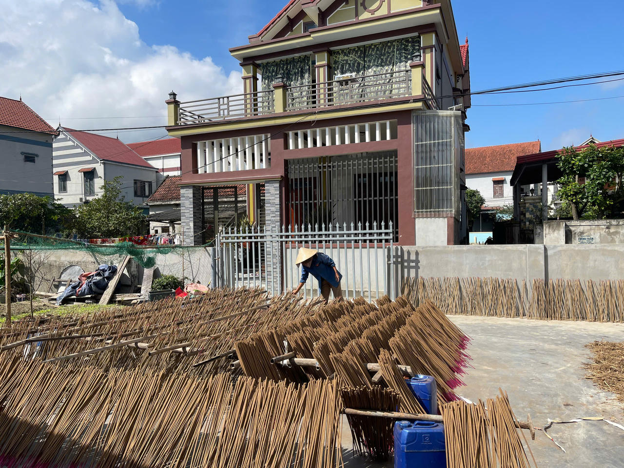 Không khí lao động rộn ràng ở làng hương trăm năm tuổi mỗi độ Tết đến, Xuân về.