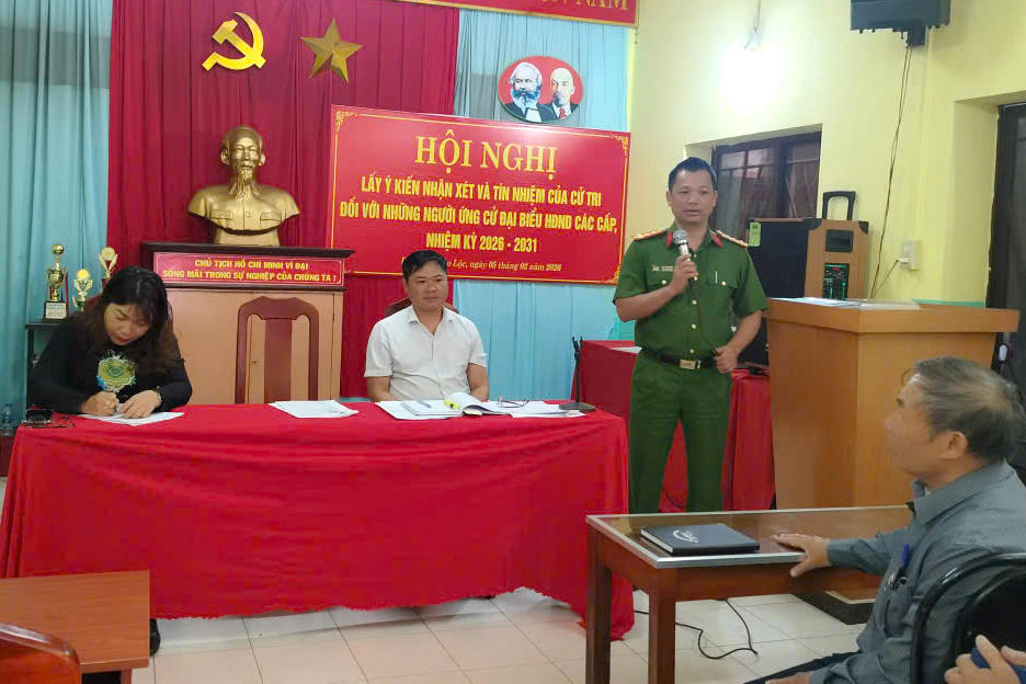 Đại tá Đậu Xuân Bảo phát biểu tại Hội nghị lấy ý kiến cử tri nơi cư trú.