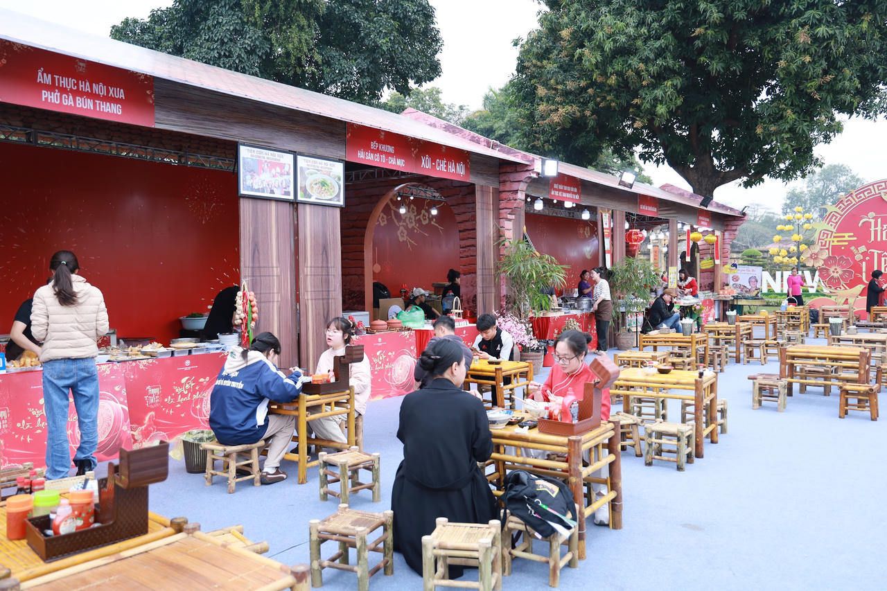 Đông đảo du khách tham quan không gian chương trình.