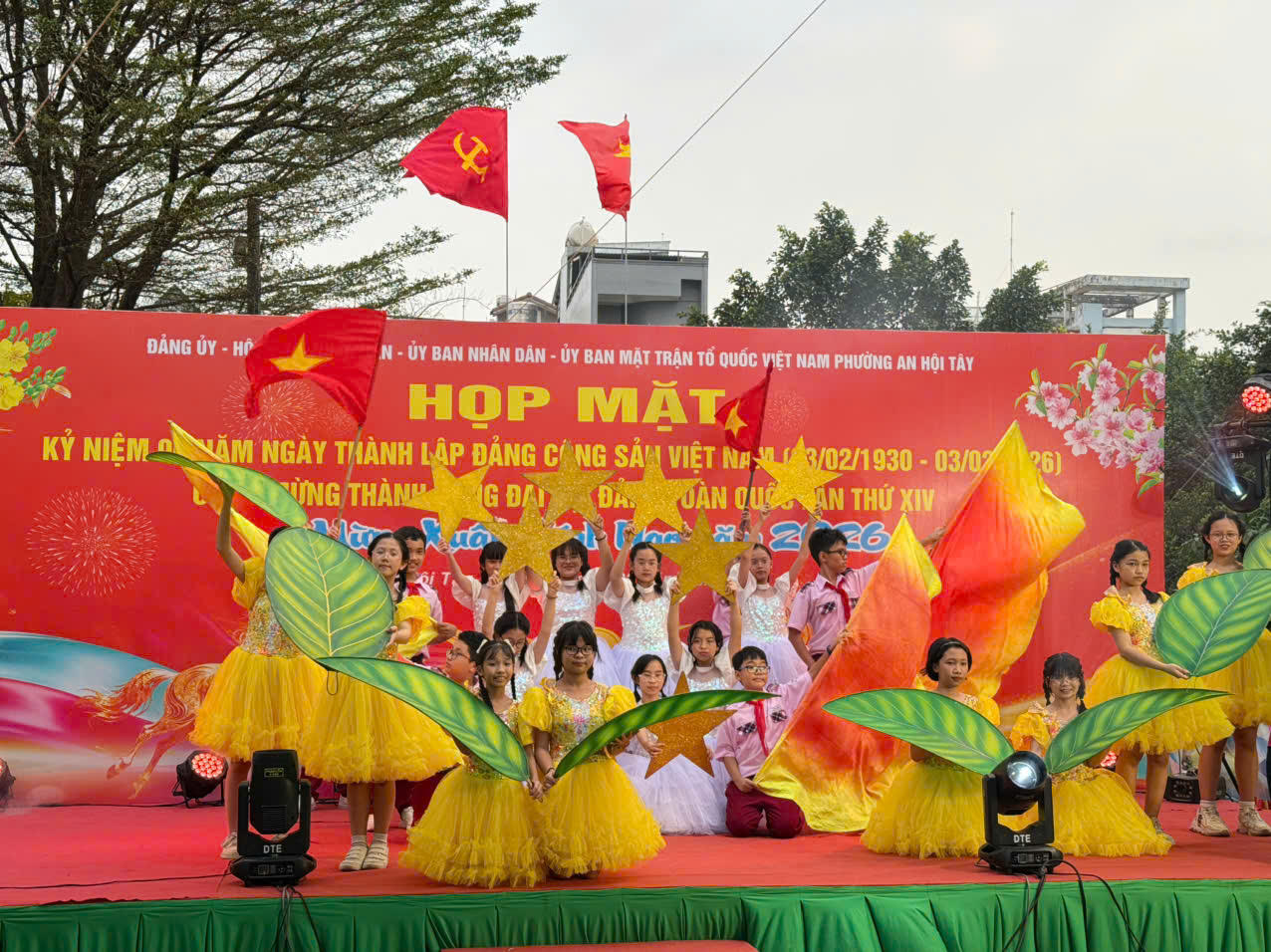 Các tiết mục văn nghệ góp phần làm không khí buổi họp mặt thêm rộn ràng (UBND phường An Hội Tây)