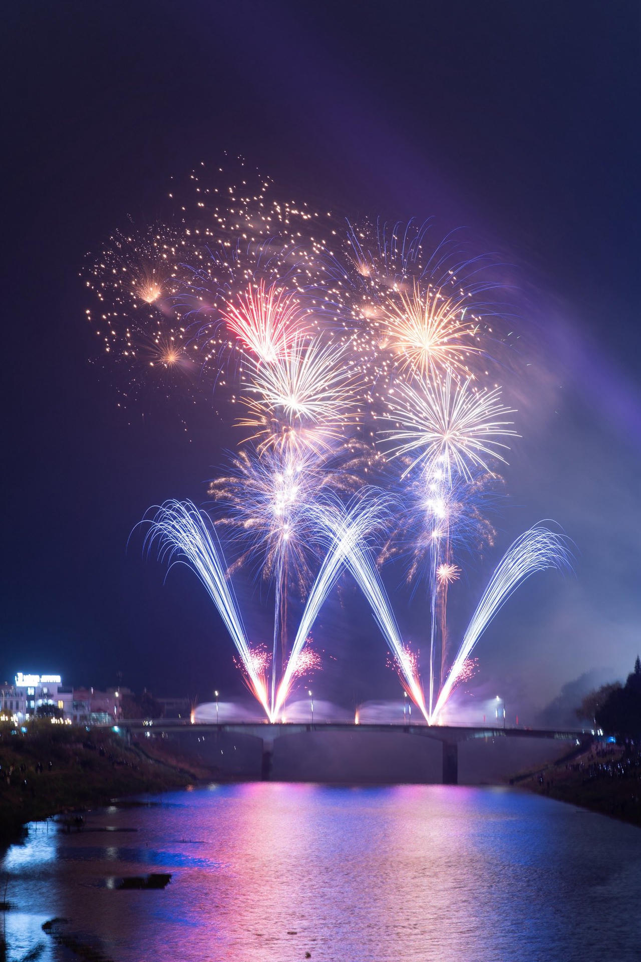 Khách quốc tế và vạn người xứ Lạng chiêm ngưỡng pháo hoa đêm khai mạc Lễ hội Hoa Đào xứ Lạng năm 2026