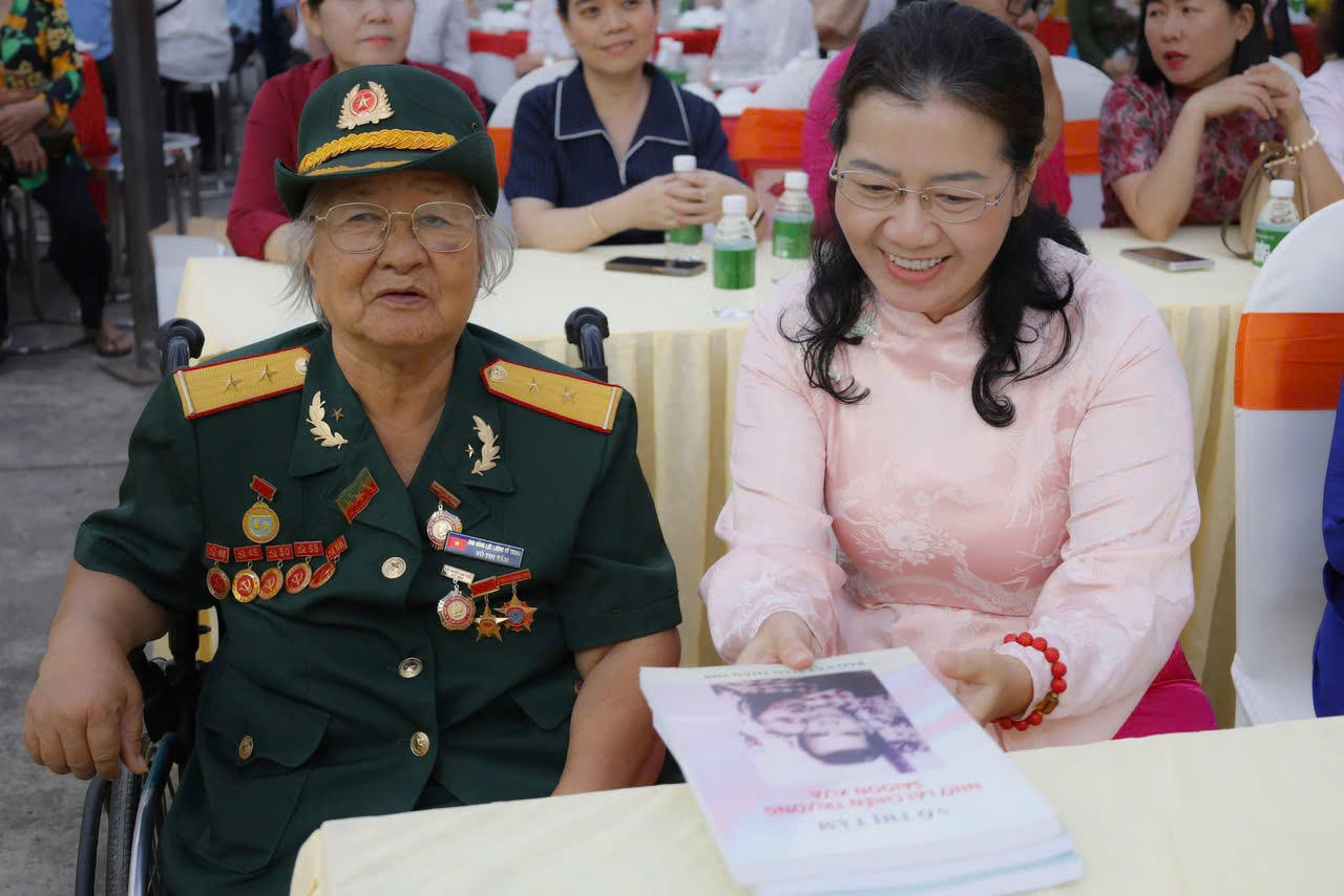 Lãnh đạo phường An Hội Tây bày tỏ lòng tri ân sâu sắc đến các lão thành cách mạng, anh hùng và trao tặng sách cho AHLVTND Võ Thị Tâm (Ảnh: UBND phường An Hội Tây).