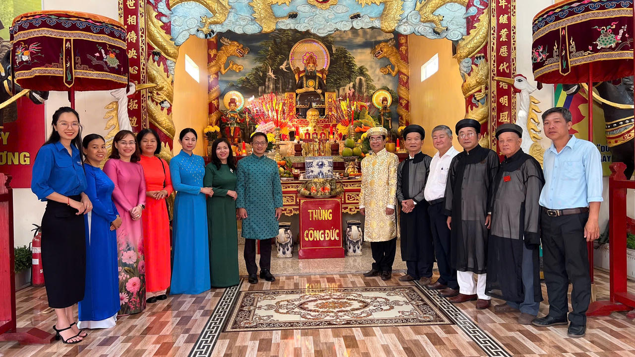 Lãnh đạo phường Tam Hiệp chụp hình lưu niệm tại lễ dâng hương kính nhớ tổ tiên.