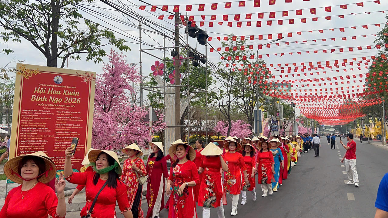Cán bộ và người dân tham gia Hội hoa xuân.