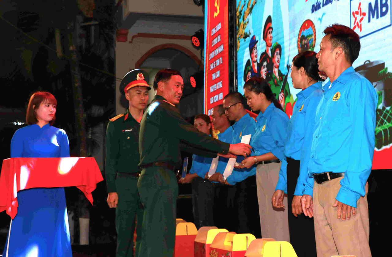 Đại tá Nguyễn Văn Đề trao quà của Công đoàn Quốc phòng tặng đoàn viên công đoàn công ty.