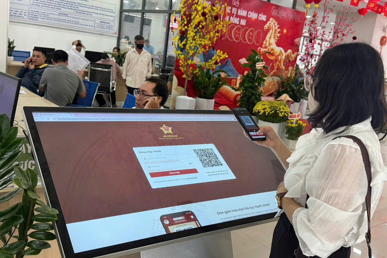 Người dân thực hiện các dịch vụ hành chính tại Trung tâm hành chính công xã Dầu Giây (tỉnh Đồng Nai).