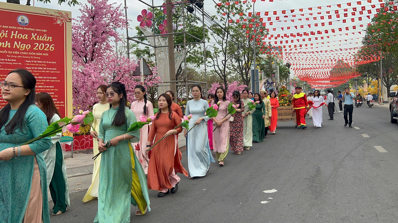 Cán bộ và người dân phường Tam Hiệp tham gia Ngày hội hoa xuân.