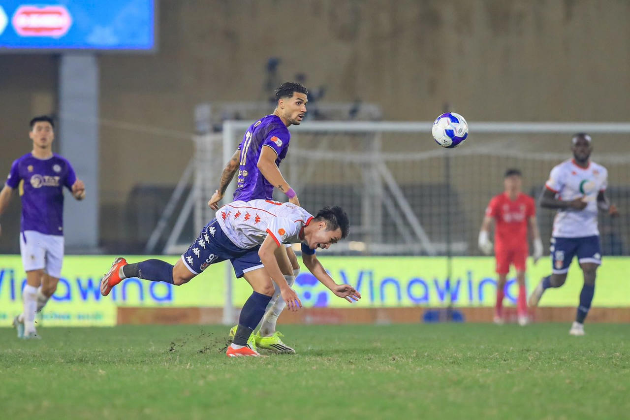 CLB Hải Phòng (áo trắng) bại trận trên sân Hàng Đẫy trước Hà Nội FC (Ảnh: VPF)