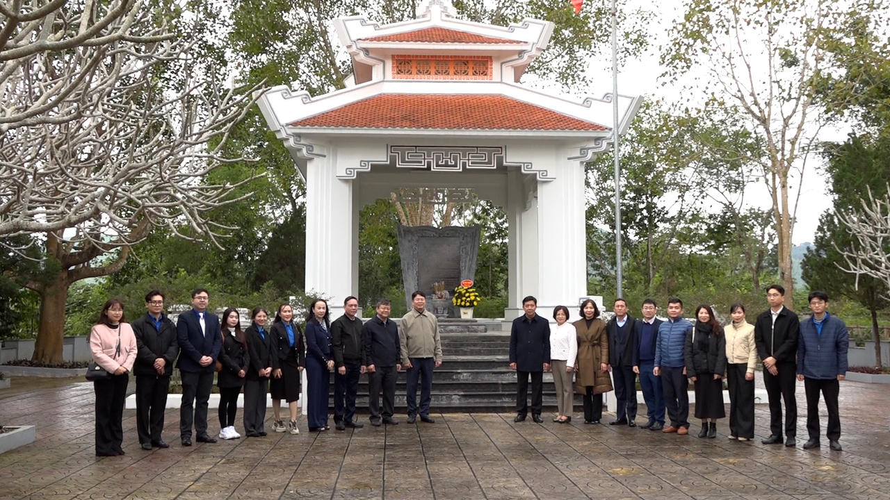 Thứ trưởng Nguyễn Thanh Tịnh dâng hương tại Khu di tích lịch sử của Bộ Tư pháp 