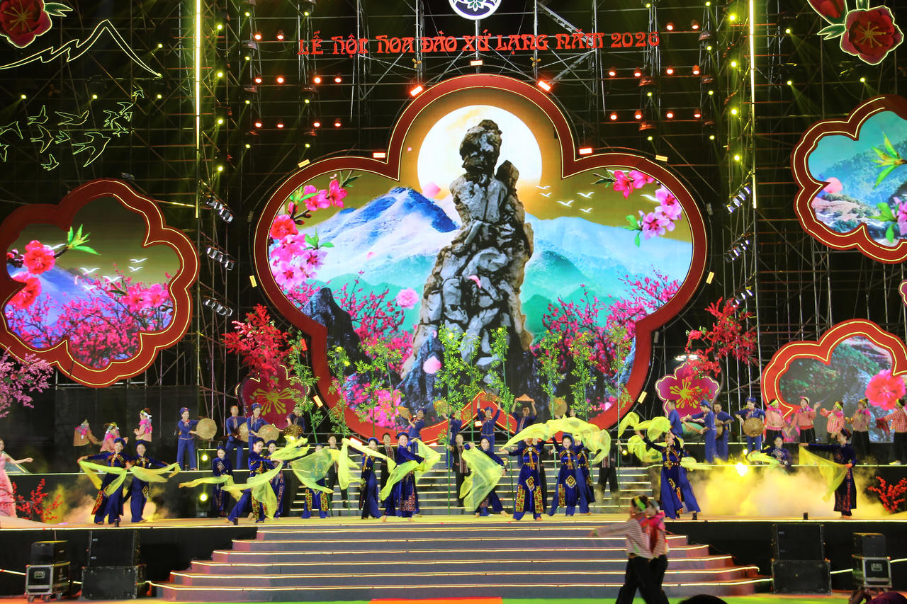 Khách quốc tế và vạn người xứ Lạng chiêm ngưỡng pháo hoa đêm khai mạc Lễ hội Hoa Đào xứ Lạng năm 2026