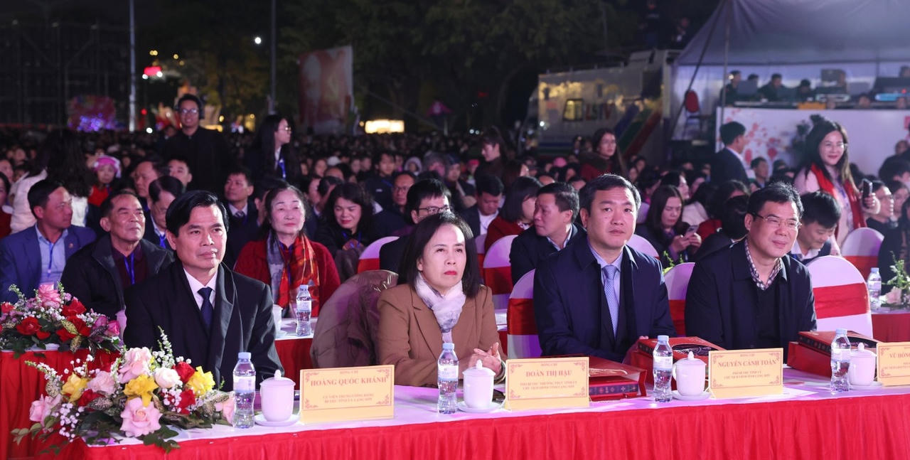 Bí thư Tỉnh ủy Lạng Sơn Hoàng Quốc Khánh, Chủ tịch UBND tỉnh Lạng Sơn Nguyễn Cảnh Toàn cùng nhiều lãnh đạo của tỉnh, đại diện khách mời quốc tế tham dự lễ khai mạc.