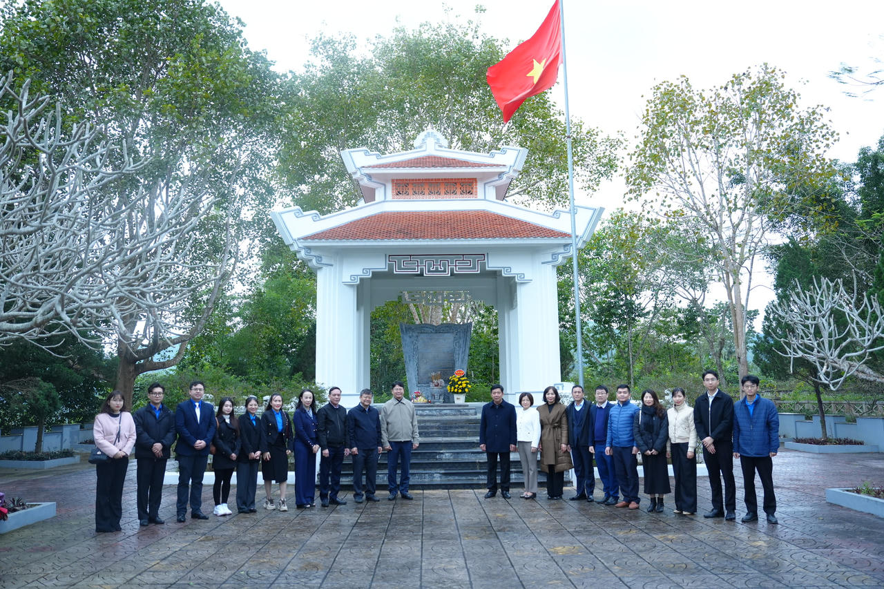 Đoàn chụp ảnh lưu niệm tại Khu di tích