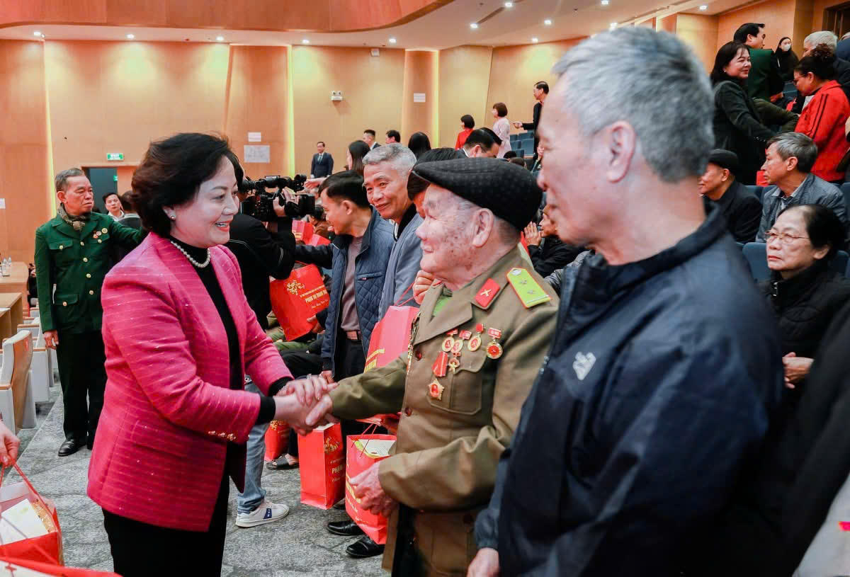 Phó Thủ tướng Chính phủ Phạm Thị Thanh Trà thăm hỏi và tặng quà cho người có công trên địa bàn phường Yên Bái.