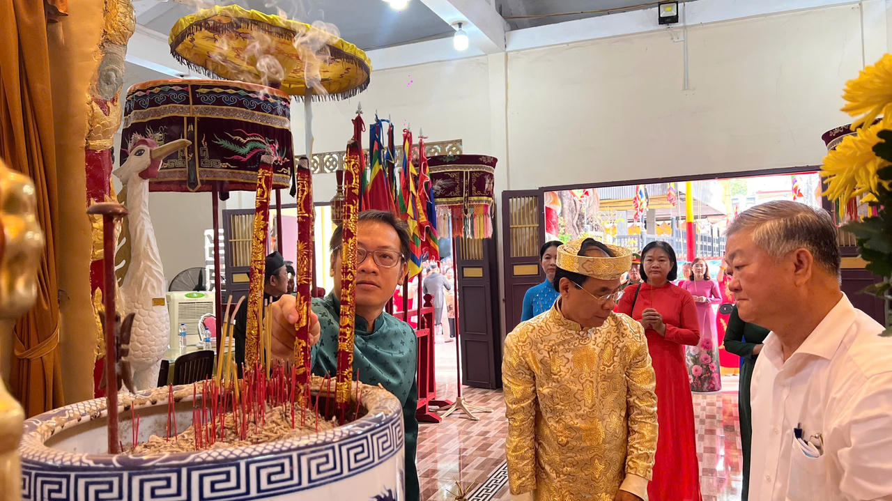 Lãnh đạo phường Tam Hiệp dâng hương kính nhớ tổ tiên.