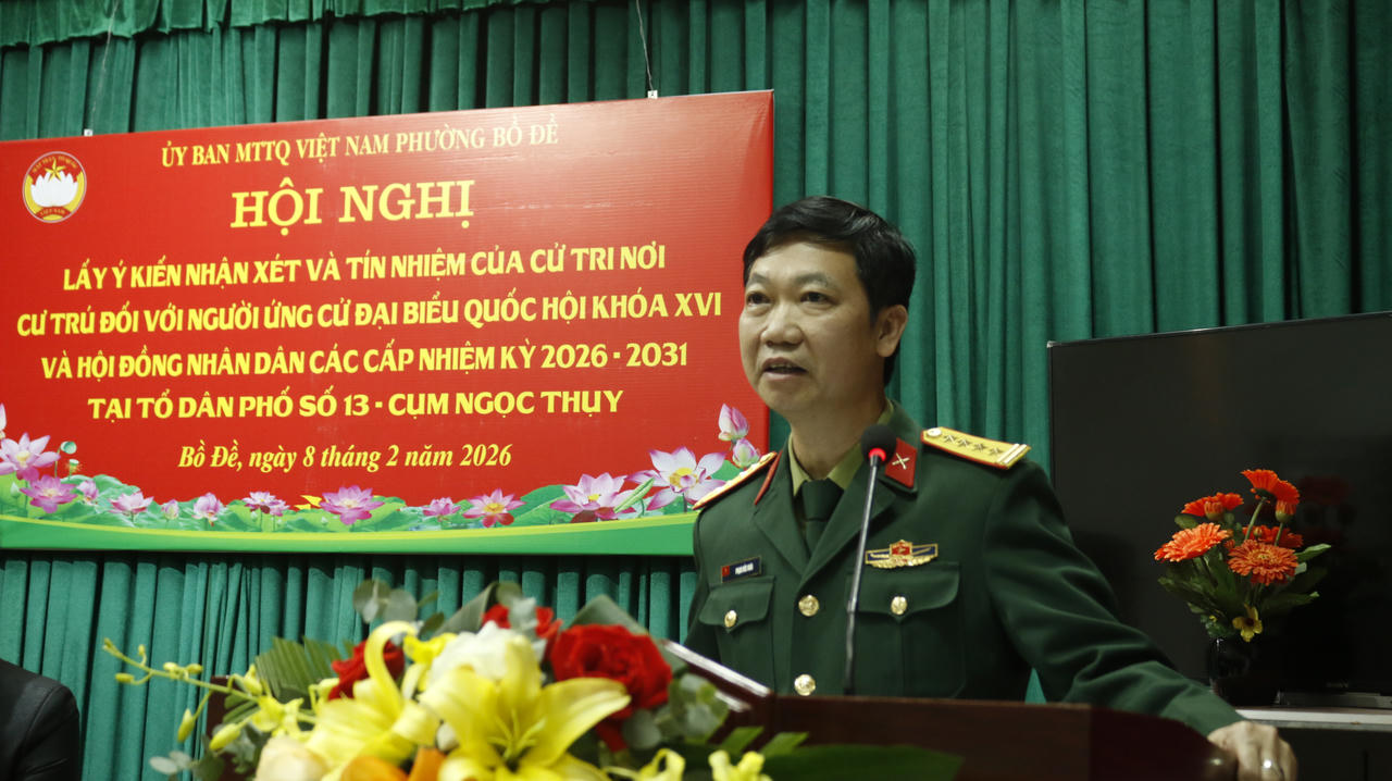 Đại tá Phạm Đức Hoài phát biểu trước cử tri.