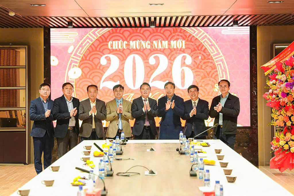 Bí thư Tỉnh ủy Ninh Bình Đặng Xuân Phong thăm, chúc Tết doanh nghiệp Xuân Thành và Xuân Trường