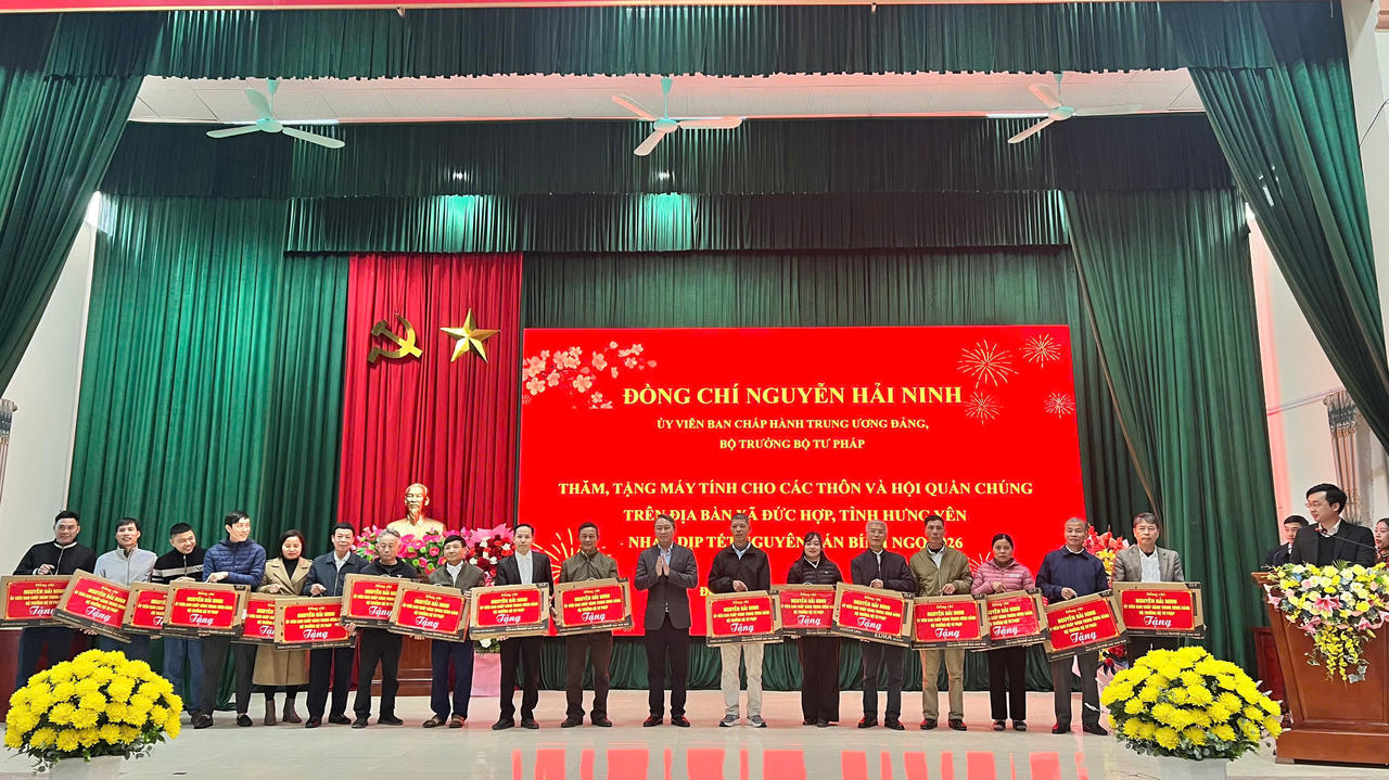 Bộ trưởng Bộ Tư pháp Nguyễn Hải Ninh trao, tặng quà Tết tại xã Đức Hợp, tỉnh Hưng Yên