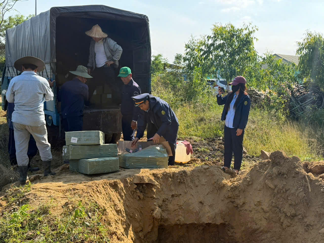 Đắk Lắk tiêu hủy hơn 12.000 sản phẩm hàng hóa không rõ nguồn gốc
